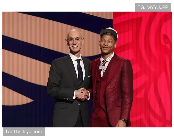 乔·杜马斯无球跑位提升三分命中率拉开进攻空间