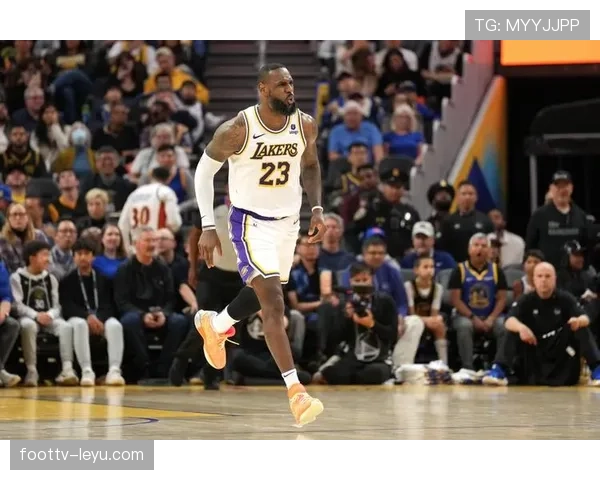 布里奇斯无球防守压制詹姆斯 助力球队稳定防线提升效率