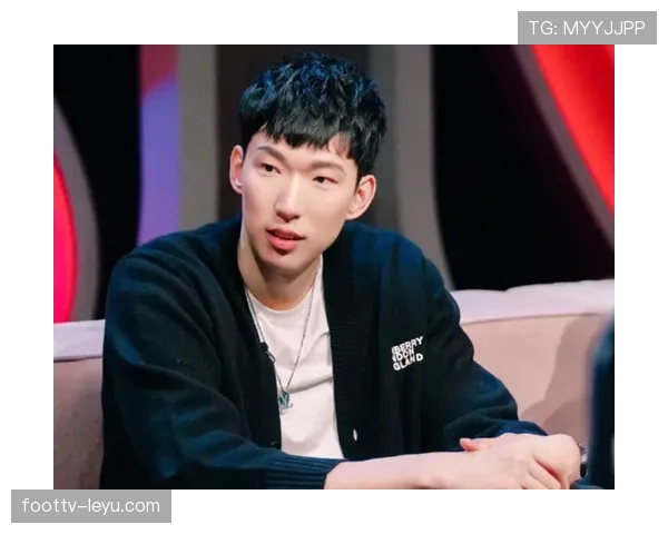 周琦穿拖鞋推菜篮子回家那一幕，赛场猛汉瞬间变邻家大叔